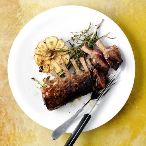 Costolette di agnello glassate al miele con erbe aromatiche e vellutata di fave