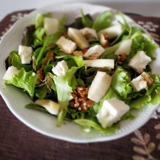 Insalata di rucola, pere, grana e noci