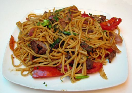 Spaghetti di riso con carne e verdure