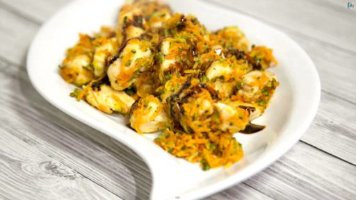 Spiedini di carne bianca con riso integrale e salsa alla cacciatora