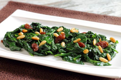 Spinaci in padella con uvetta e pinoli