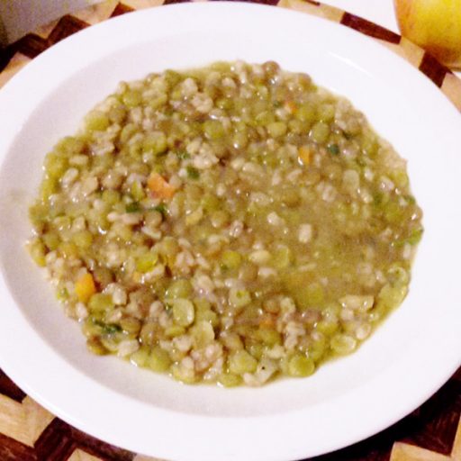 Zuppa di farro perlato, lenticchie rosse e miglio con zucchine e fiori